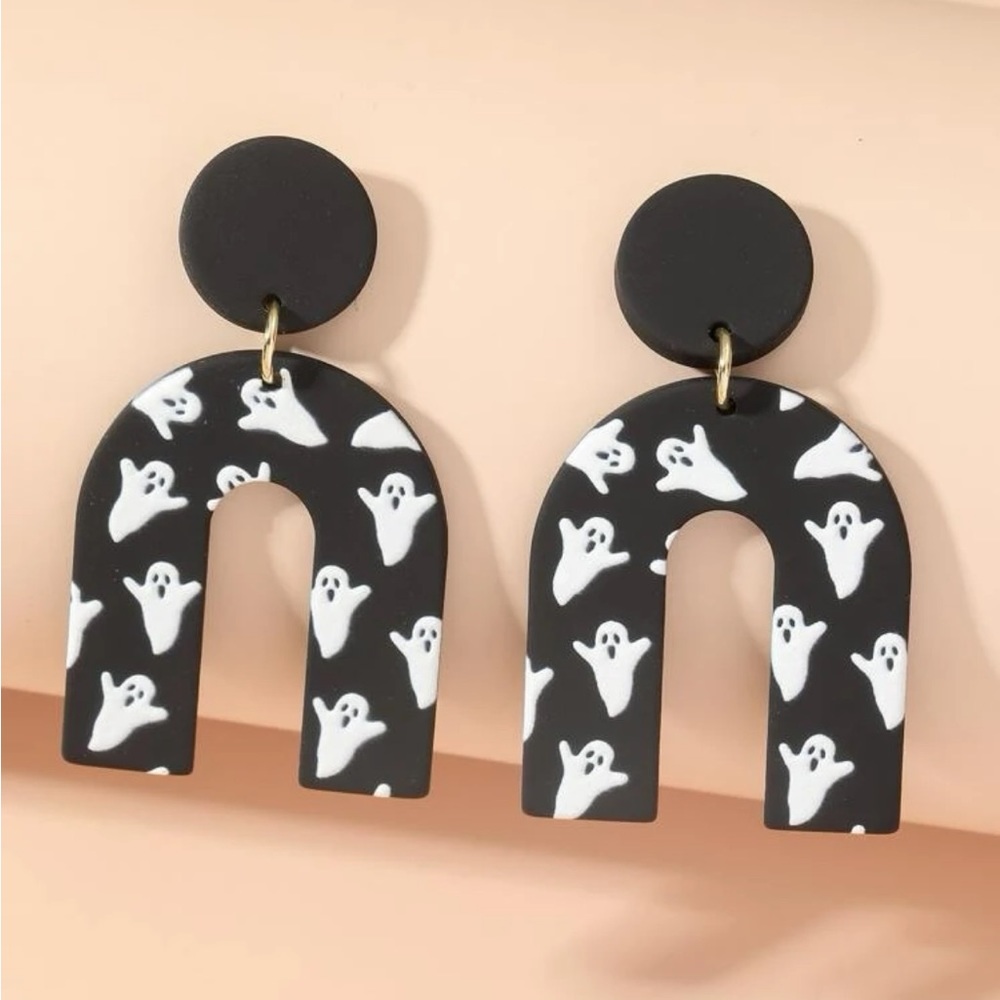 🎃🦇 HALLOWEEN 🦇🎃 Black Acrylic Stud Earring with White Ghost Decal